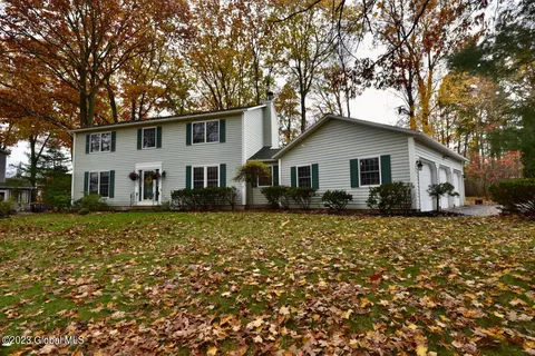 26 Gloucester St, Clifton Park, NY 12065