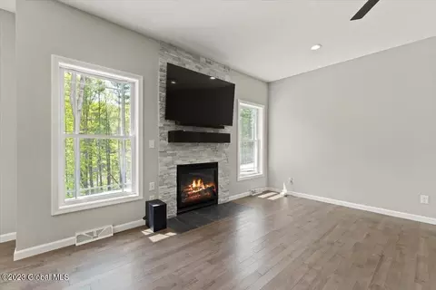 910 Duff Bambury Ct, Schenectady, NY 12306 photo 4