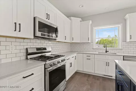 910 Duff Bambury Ct, Schenectady, NY 12306 photo 5