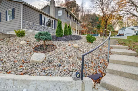 3 Northway View Ct, Ballston Lake, NY 12019