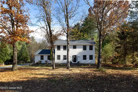 4 Amethyst Dr, Queensbury, NY 12804