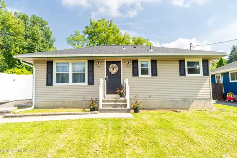 32 Acorn Ave, Rensselaer, NY 12144