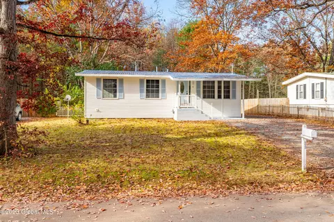 25 Red Oak Ln, Ballston Spa, NY 12020