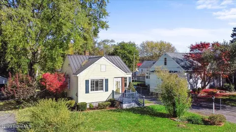 3 Surrey Rd, Schenectady, NY 12302 photo 2