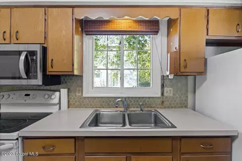 3 Surrey Rd, Schenectady, NY 12302 photo 10