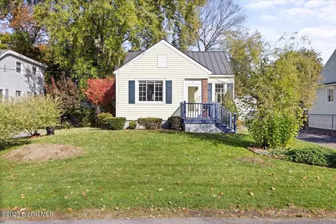 3 Surrey Rd, Schenectady, NY 12302