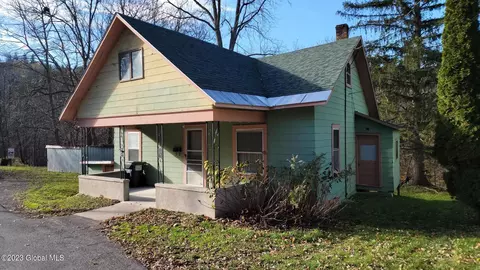 42 Floral Ave, Canajoharie, NY 13317