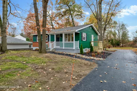 132 Vly Rd, Albany, NY 12205