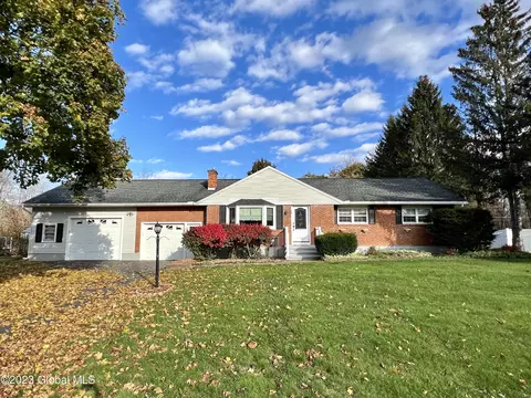 18 Bellaire Dr, Glenville, NY 12302