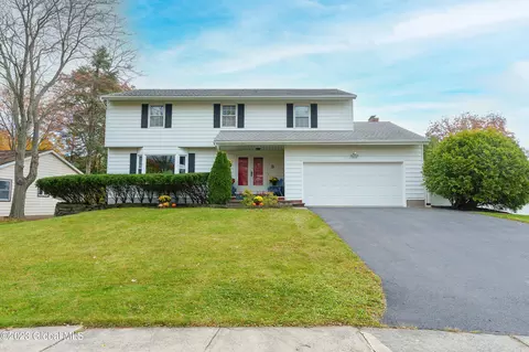 3 Stonehenge Dr, Albany, NY 12203