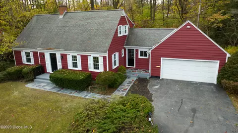 1199 Hedgewood Ln, Niskayuna, NY 12309