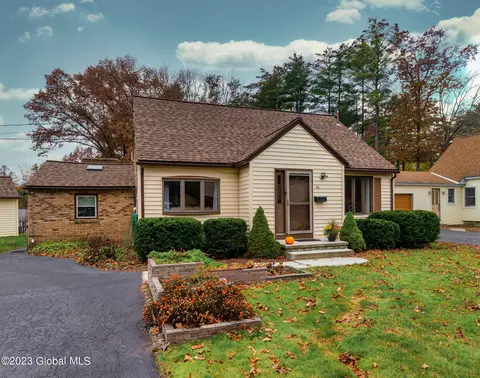 46 Pashley Rd, Glenville, NY 12302