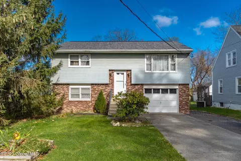 10 Magee Dr, Glenmont, NY 12077
