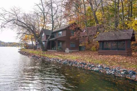 34 Lake Shore Dr, Wynantskill, NY 12198
