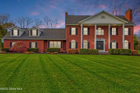 1131 Mohegan Rd, Niskayuna, NY 12309