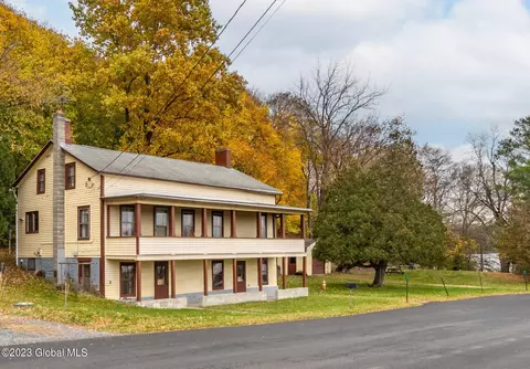 7 Terminal Rd, Halfmoon, NY 12065