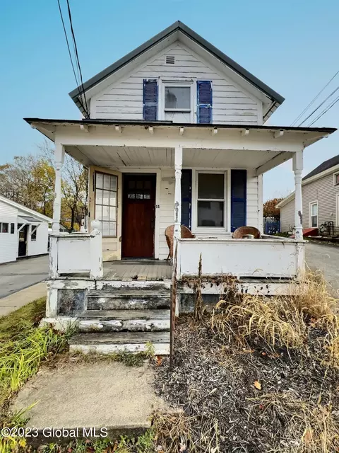 11 Wells St, Gloversville, NY 12078