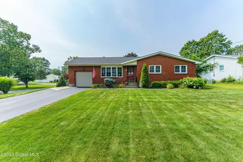8 Pettibone Dr, Albany, NY 12205