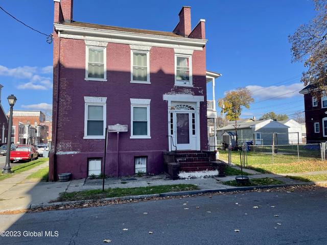 37 Middle St, Waterford, NY 12188