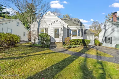 2037 Hoover Rd, Niskayuna, NY 12309
