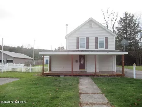 14 Summit St, Warrensburg, NY 12885