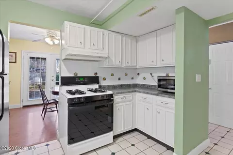 8 E Haystack Rd, Clifton Park, NY 12065 photo 4