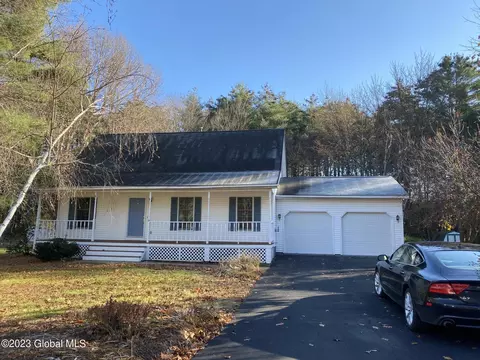 28 Hampton Ct, Queensbury, NY 12804
