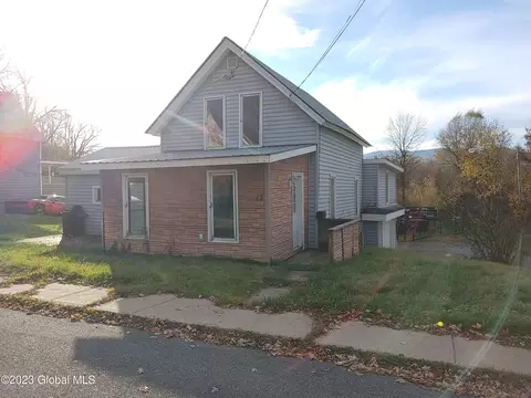 13 Woody Ln, Ticonderoga, NY 12883