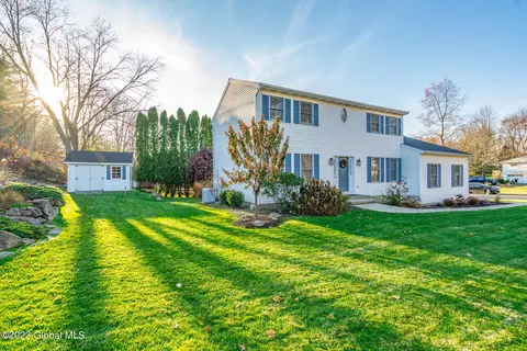 19 Crestwood Ln, Delmar, NY 12054