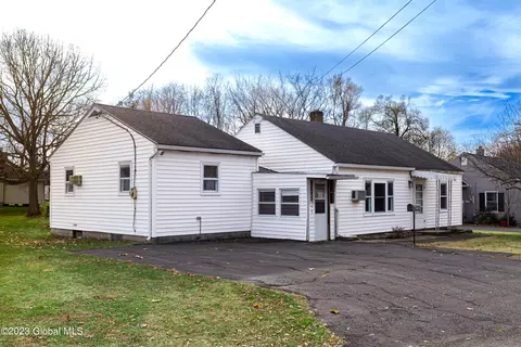 6 Westbrook Dr, Nassau, NY 12123