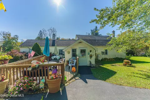 13 Simmons Rd, Hoosick Falls, NY 12090