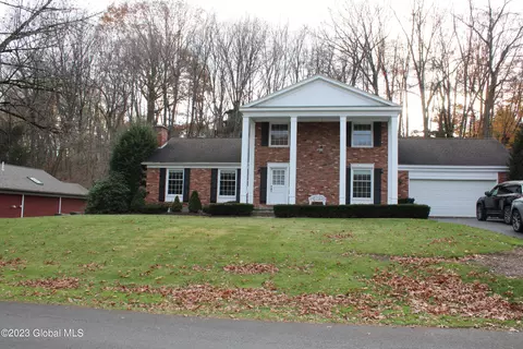 12 Macaffer Dr, Menands, NY 12204
