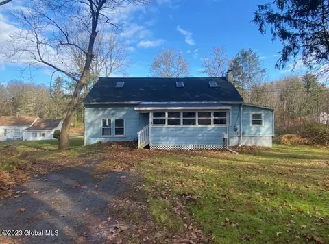 8 Vista Dr, Poughkeepsie, NY 12601