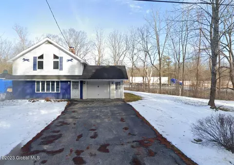 92 W Kaydeross Ave #WEST, Saratoga Springs, NY 12866