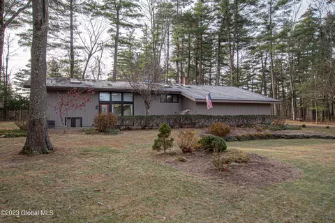 75 Cherokee Ln, Averill Park, NY 12018