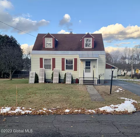 25 Mac Arthur Dr, Glens Falls, NY 12801
