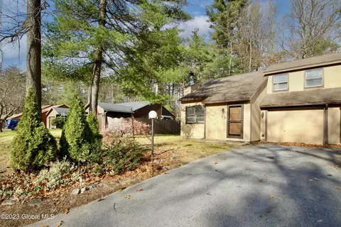13 Pepperbush Pl, Malta, NY 12020