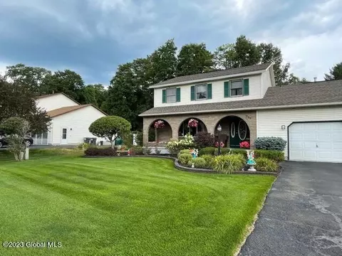 220 Shereen Ct, Schenectady, NY 12304 photo 2