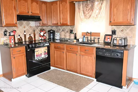 220 Shereen Ct, Schenectady, NY 12304 photo 8