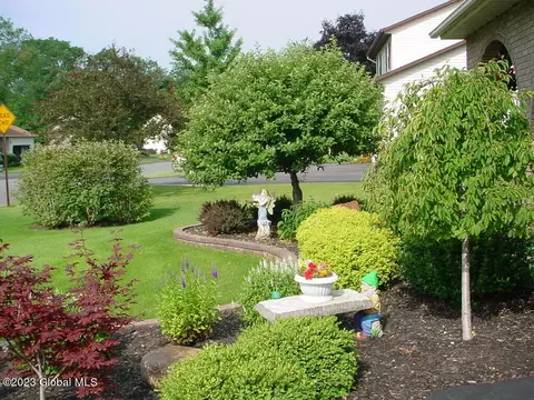220 Shereen Ct, Schenectady, NY 12304 photo 3