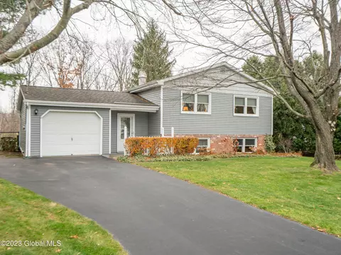 9 Michaelangelo St, Latham, NY 12110
