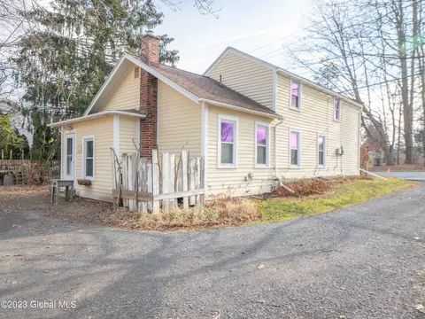425 Feura Bush Rd, Glenmont, NY 12077