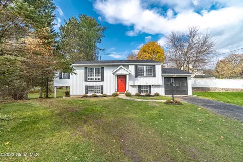 7 W Circular Ct, Saratoga Springs, NY 12866