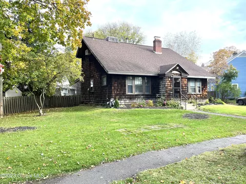 1218 Regent St, Niskayuna, NY 12309