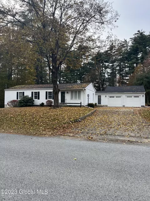 25 Arbutus Dr, Queensbury, NY 12804