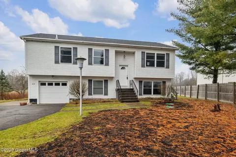 872 Queen Ann Rd, Amsterdam, NY 12010