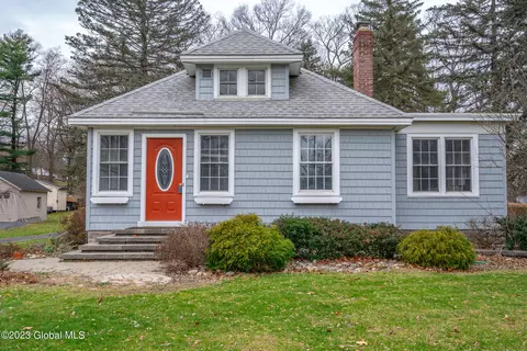 979 Riverview Rd, Schenectady, NY 12309