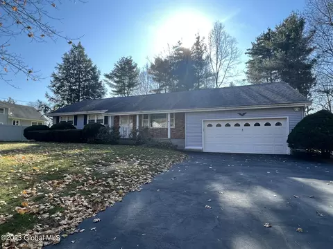 3 Trice Dr, Clifton Park, NY 12065