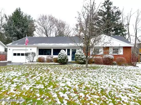 6 Collegeview Dr, Loudonville, NY 12211