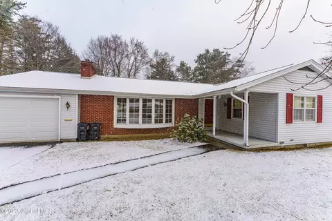 7 Sandalwood Ln, Schenectady, NY 12302